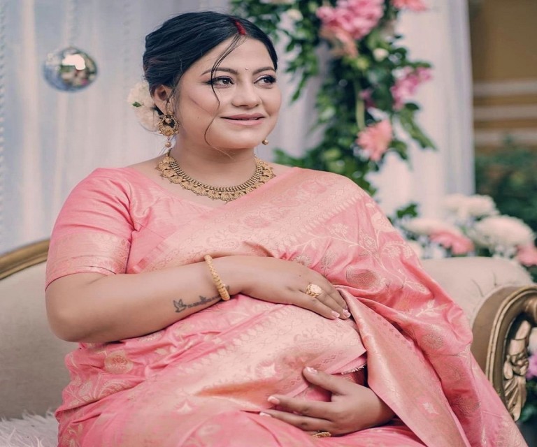 आमा बनिन् अभिनेत्री श्वेता खड्का